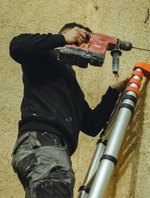 Artisan peintre en bâtiment d'ADS Rénovation en intervention sur un chantier extérieur