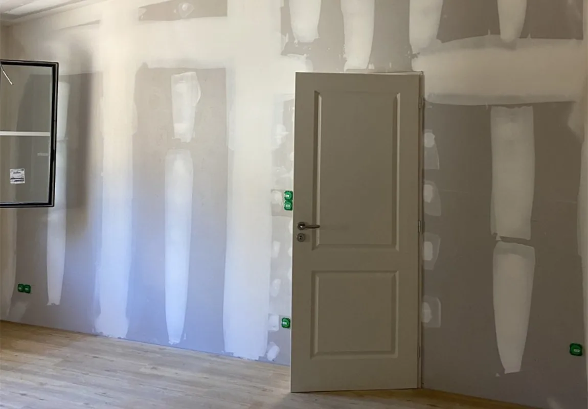 Murs intérieurs en cours d'application d'enduit de lissage par ADS Rénovation