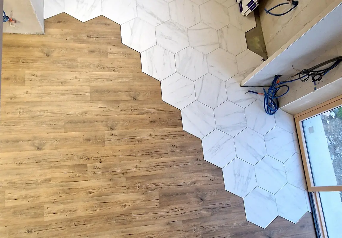 Pose de carrelage hexagonal effet marbre sur sol par ADS Rénovation