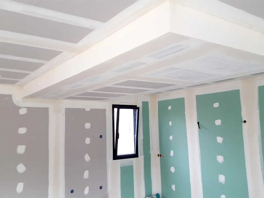 Cloisons en plaque de plâtre et faux plafond en cours de pose dans un appartement de 130m² au Cannet – ADS Rénovation