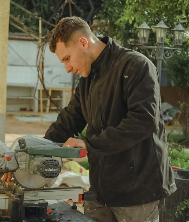 Diego, artisan peintre en bâtiment d'ADS Rénovation au travail sur un chantier