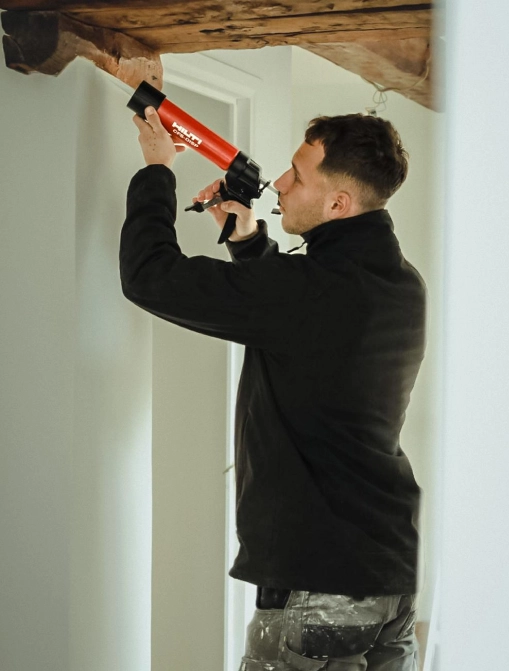 Artisan peintre en bâtiment d'ADS Rénovation en intervention sur un chantier extérieur