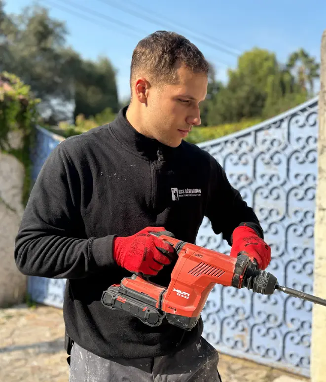 Diego, artisan d'ADS Rénovation entreprise de rénovation tous corps d'état, en intervention sur un chantier à Cannes