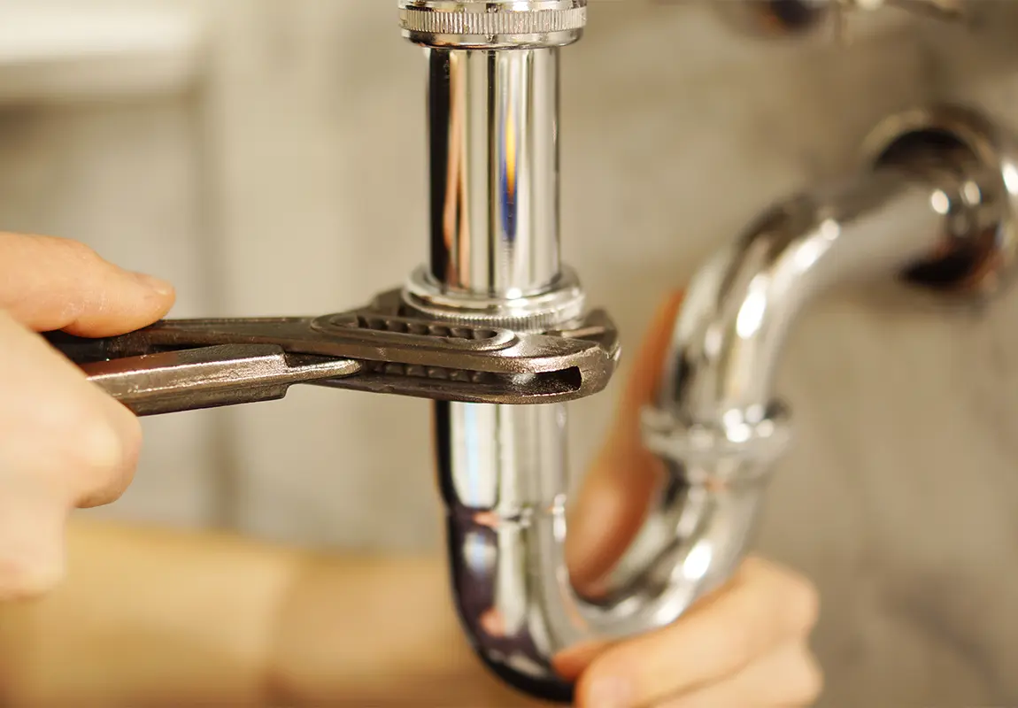 Plombier en train d'installer la plomberie d'une salle de bain par ADS Rénovation
