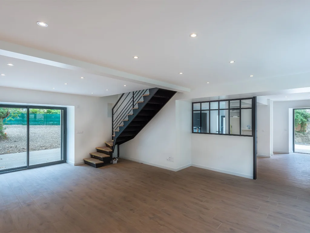 Vue d'ensemble de la rénovation peinture intérieure d'une maison à Mougins par ADS Rénovation