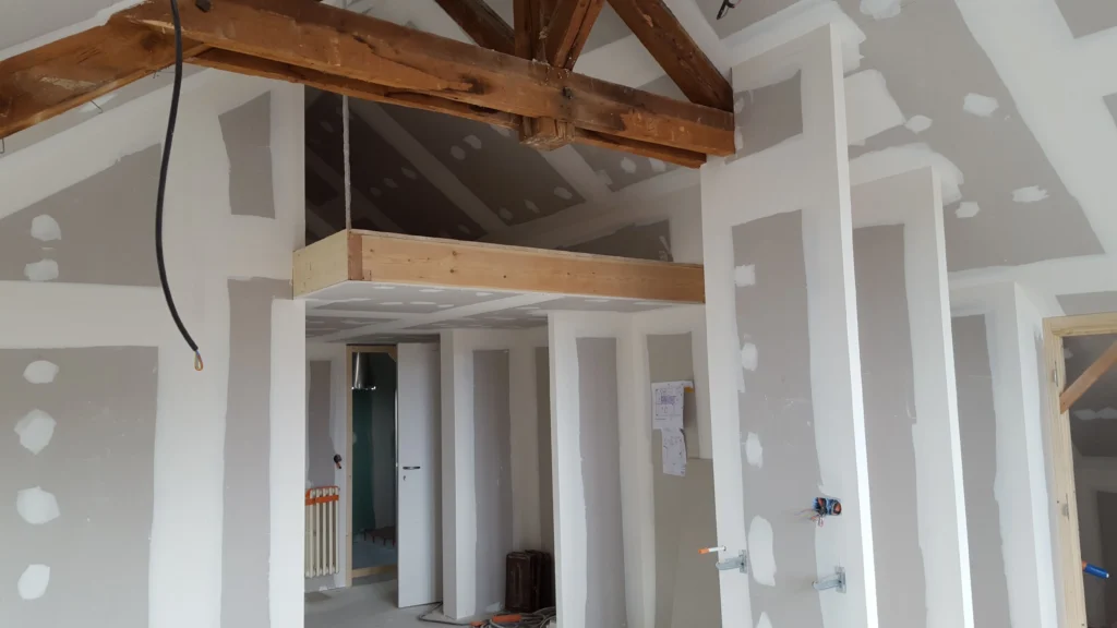 Chantier de rénovation maison à Cannes : pose de faux plafond et doublage des murs en plaques de plâtre avec charpente bois apparente par ADS Rénovation