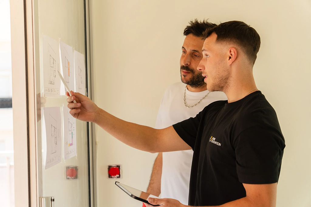 Équipe ADS Rénovation en réunion de chantier avec plans d'architecte – entreprise de rénovation tous corps d'état partenaire à Cannes et Le Cannet