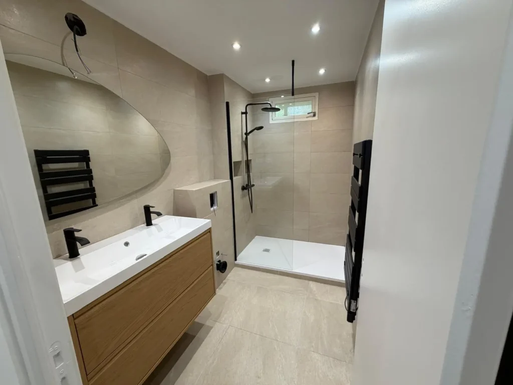 Salle de bain rénovée par ADS Rénovation avec douche à l'italienne et meuble double vasque