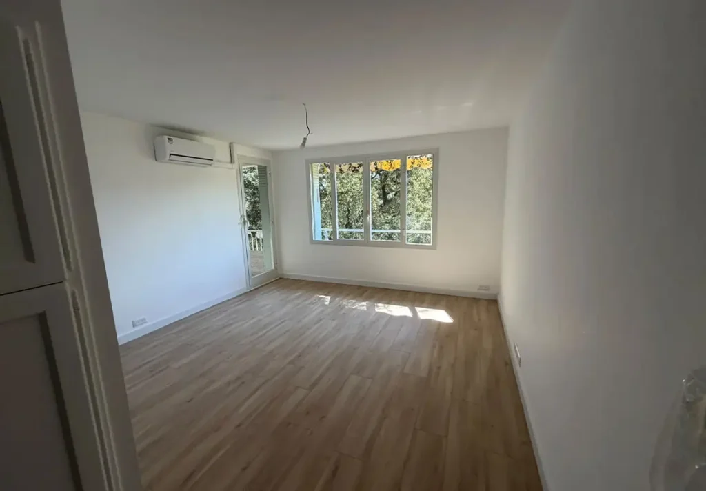 Chambre rénovée avec climatisation et accès balcon, appartement Le Cannet